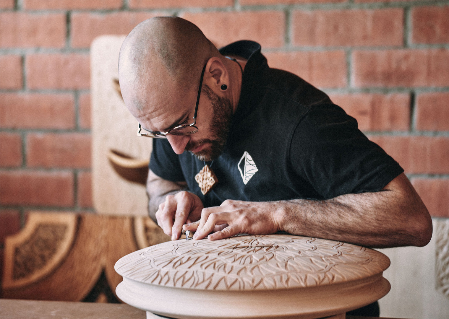 Bernat Mercader tallant una peça de fusta. Wood Bern Carvings. Wood Bern Studio. Panot de fusta.